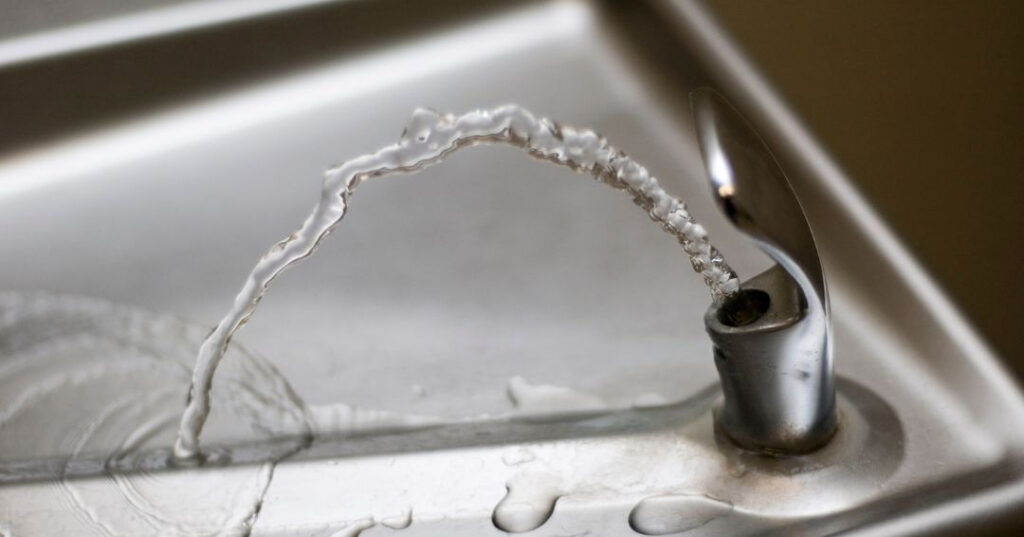 Conserto de Bebedouro em Piracicaba | Assistência Perto de Mim vazamento de agua no bebedouro